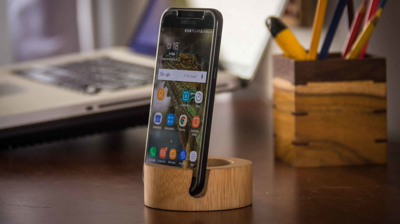 Soporte en madera para teléfono celular